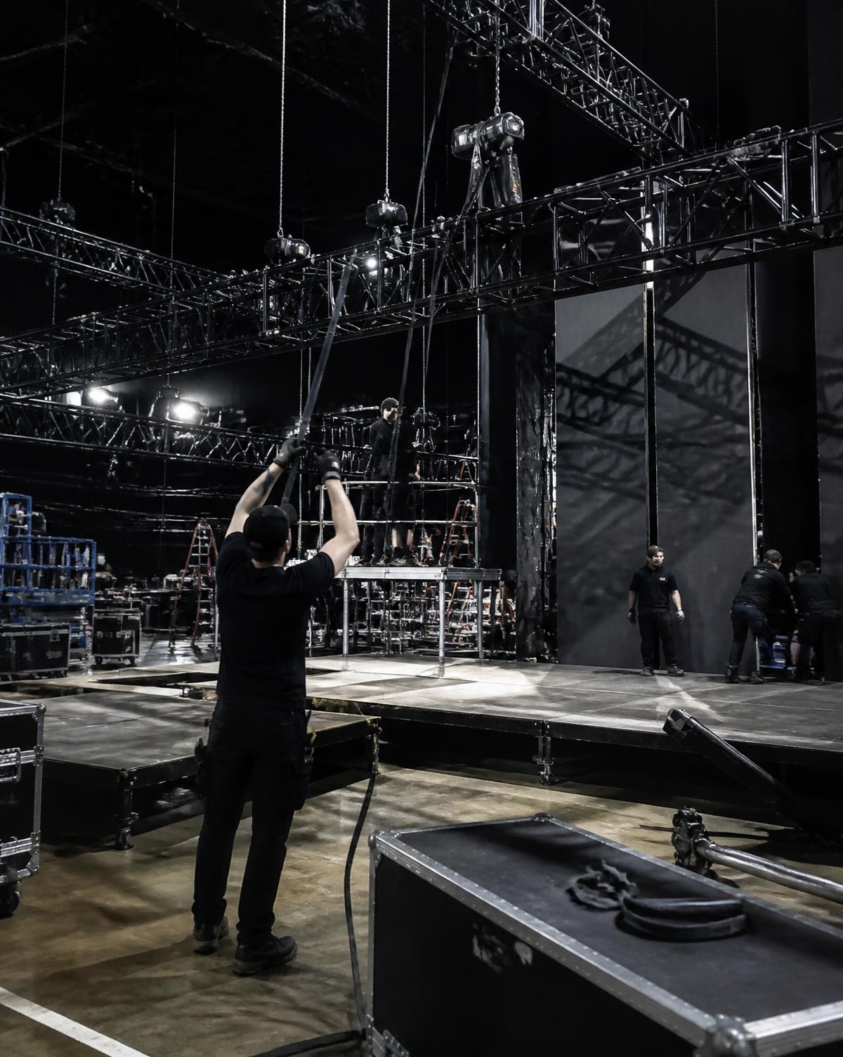 Equipo de producción montando estructuras de escenario